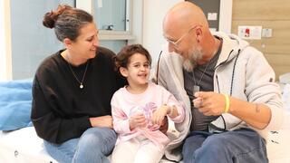 אביגיל עם לירון וזולי מור בבית החולים