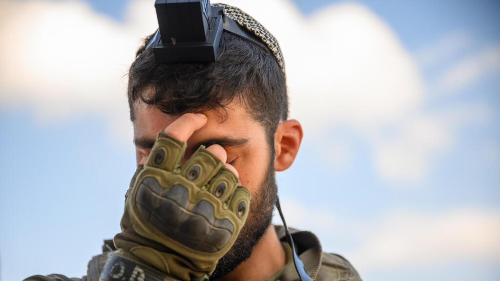 חייל עם תפילין סמוך לגבול רצועת עזה