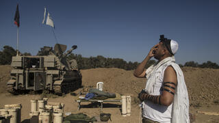 חייל מתפלל ליד גבול רצועת עזה