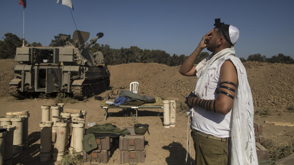 חייל מתפלל ליד גבול רצועת עזה