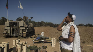 חייל מתפלל ליד גבול רצועת עזה