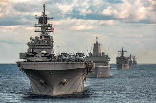 נושאת המטוסים נושאת מטוסים ג'רלד פורד שטה עם ספינות מלחמה ספינה שמלוות אותה באזור הים התיכון ב-31 בדצמבר בצל ההחלטה האמריקנית להוציא אותה מהאזור ולהחזירה ל ארה"ב