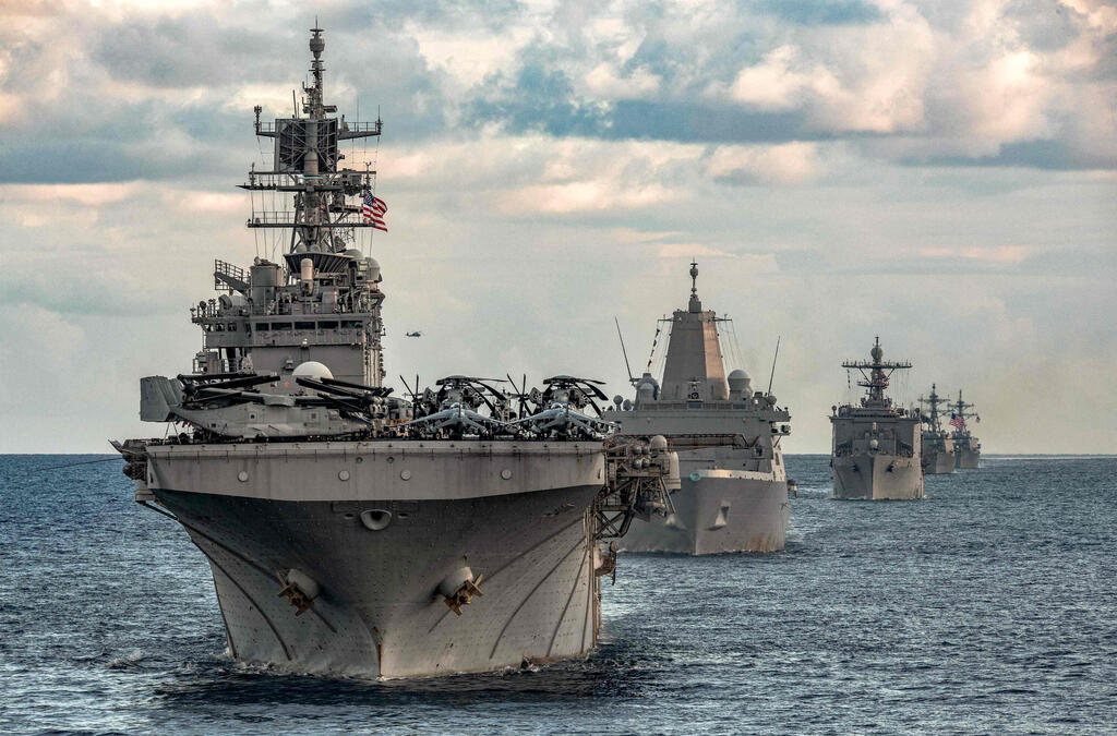 נושאת המטוסים נושאת מטוסים ג'רלד פורד שטה עם ספינות מלחמה ספינה שמלוות אותה באזור הים התיכון ב-31 בדצמבר בצל ההחלטה האמריקנית להוציא אותה מהאזור ולהחזירה ל ארה"ב