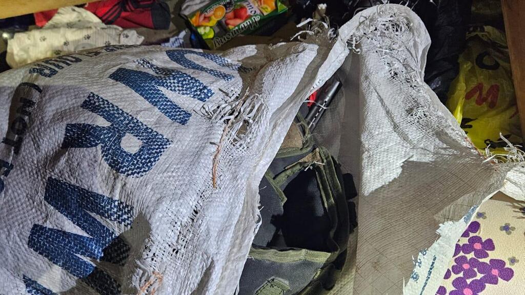 Ammunition stored in UNRWA sacks in Gaza (Photo IDF) תיעוד מאמצעי הלחימה שאיתרו לוחמי חטיבת כפיר בשק של אונר"א
