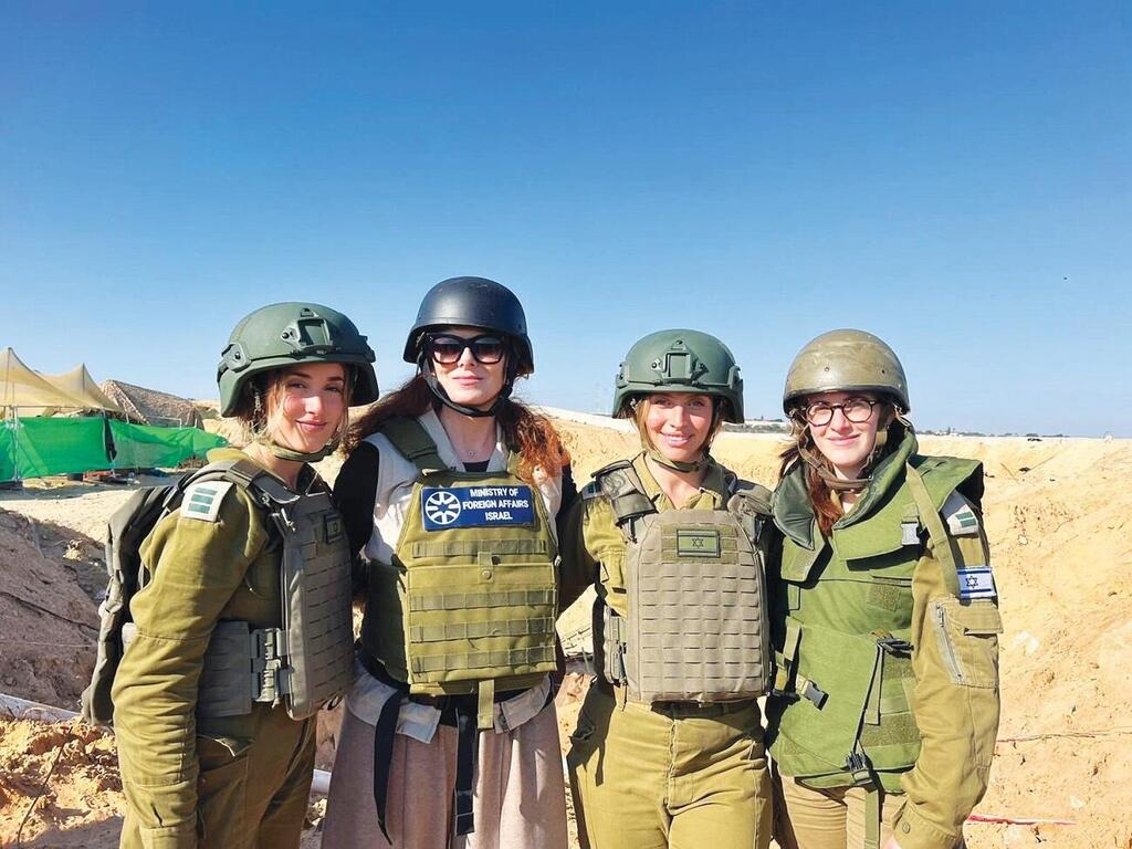 Debra Messing during her visit to Israel (Photo: IDF Spokesperson) דברה מסינג בביקורה בישראל