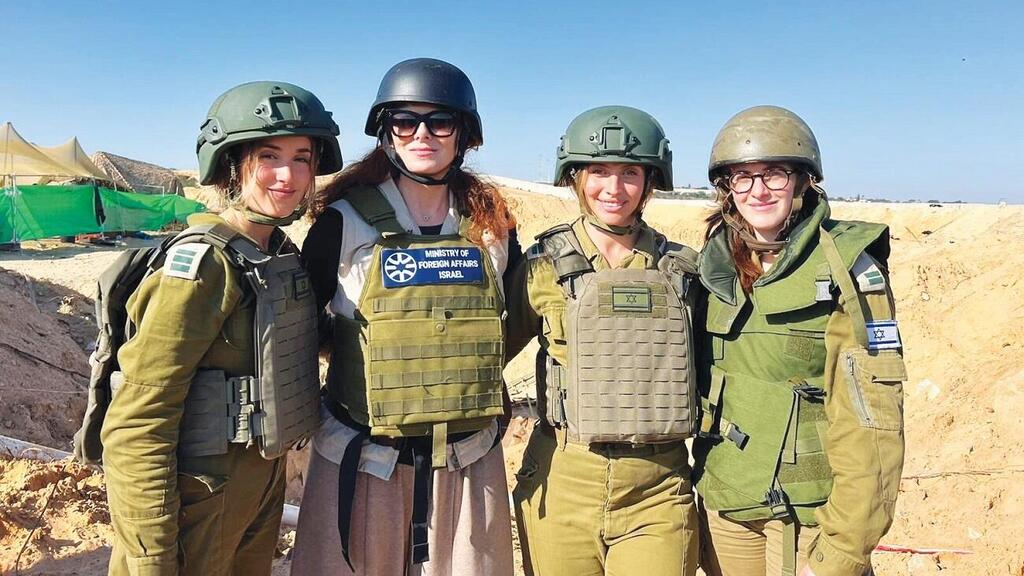 Дебра Мессинг в Израиле с девушками - военнослужащими ЦАХАЛа (Фото: пресс-служба ЦАХАЛа) דברה מסינג בביקורה בישראל