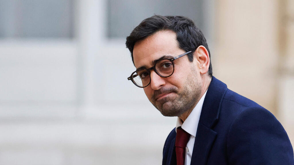 French Foreign Minister Stéphane Séjourné, Attal’s partner. 'The man of my life' (Photo: Ludovic MARIN / AFP) שר החוץ של צרפת סטפן סז'ורנה