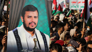 תימן מניפים את תמונת מנהיג ה חות'ים החות'ים עבד אל מאליכ אל חות'י