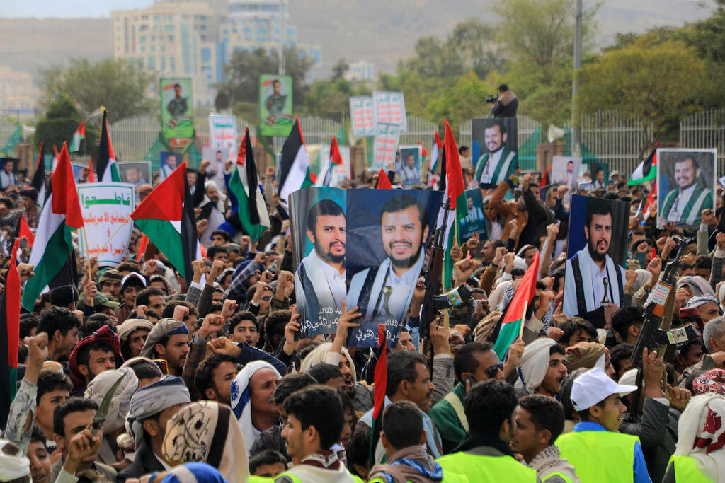 Houthis protest US-UK bombing holding pictures of leader Abdul Malik al-Houthi (Photo: Mohammed Huwais / AFP ) Houthis protest U.S. UK bombing holding pictures of leader Abdul Malik al-Houthi