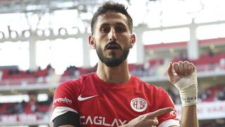 שחקן אנטליהספור שגיב יחזקאל עם מחוה לחטופים