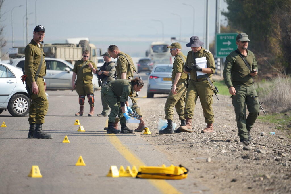 יחידה מיוחדת מאתרת ממצאים מאירועי ה-7.10 בסיוע כלבים על כביש 323 סמוך למפלסים