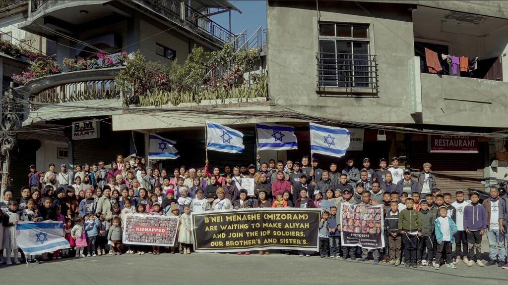 אנשי בני המנשה במחווה לחטופים