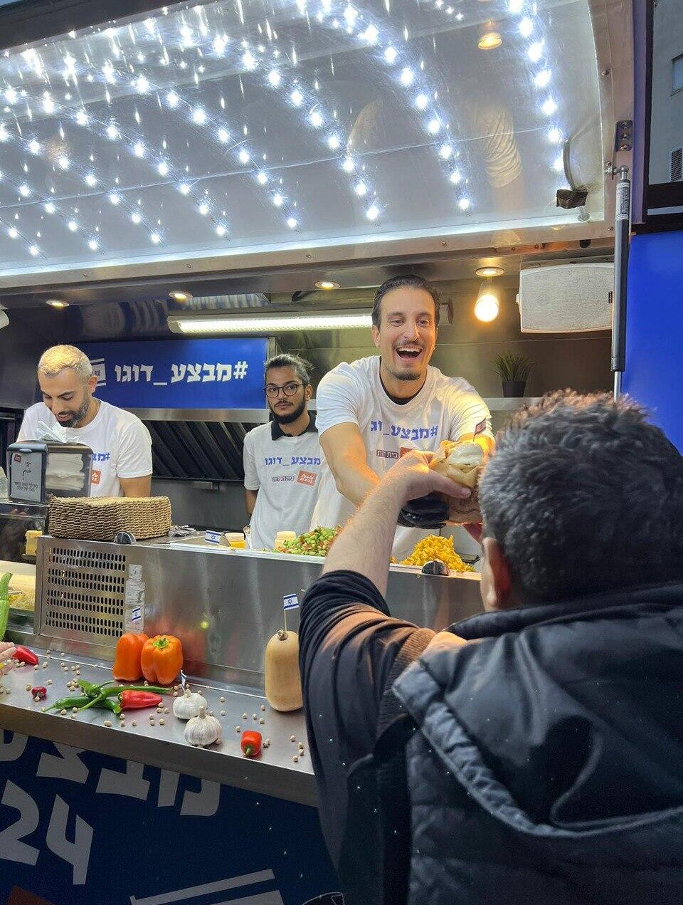 Eating falafel as part of 'Operation Dugo' (Photo: PR) מבצע דוגו לזכרו - מפונים זוללים פלאפל