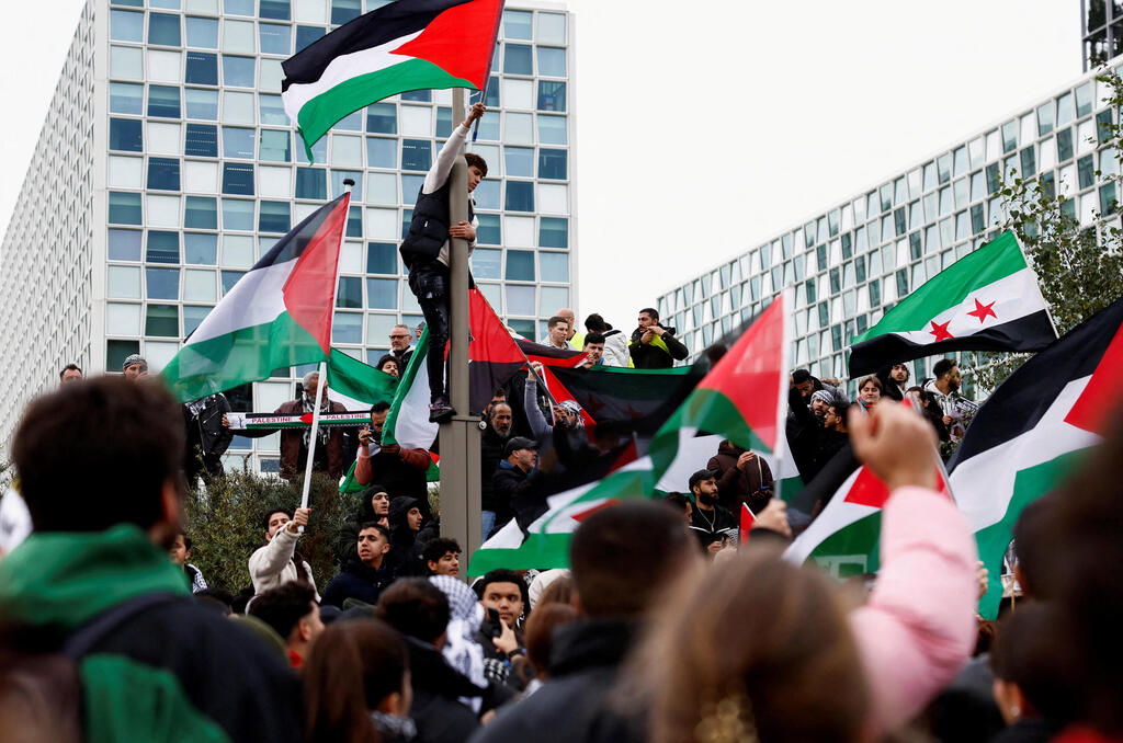 Pro-Palestinian demonstration in The Hague, January 2024 (Photo: Piroschka van de Wouw/File Photo/Reuters) הפגנה פרו פלסטינית בהאג הולנד