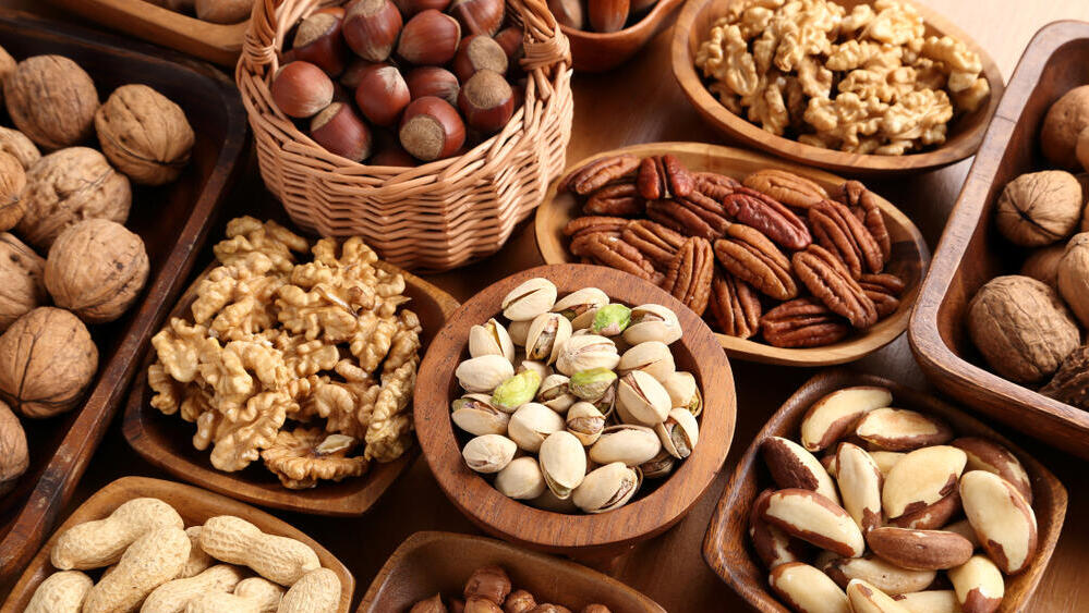 Encourage bowel movement: nuts (Photo: Shutterstock) אגוזים ושקדים, פירות יבשים
