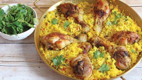 שוקי עוף על אורז צהוב