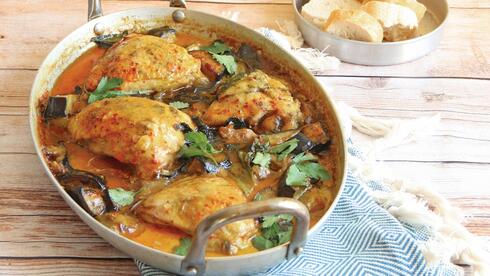 צ'יקן קארי עם חצילים