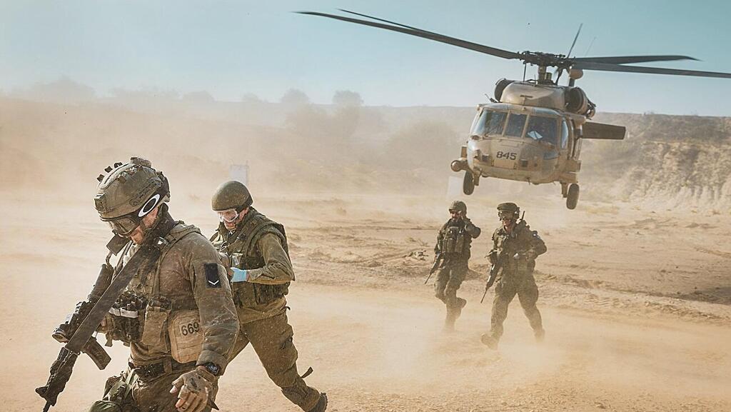 לוחמי 669 יוצאים ממסוק בלאק הוק