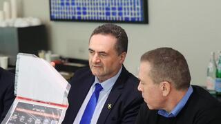 ישראל כ"ץ וגלעד ארדן מציגים את 'תיק אונר"א' לחברי משלחת האו"ם