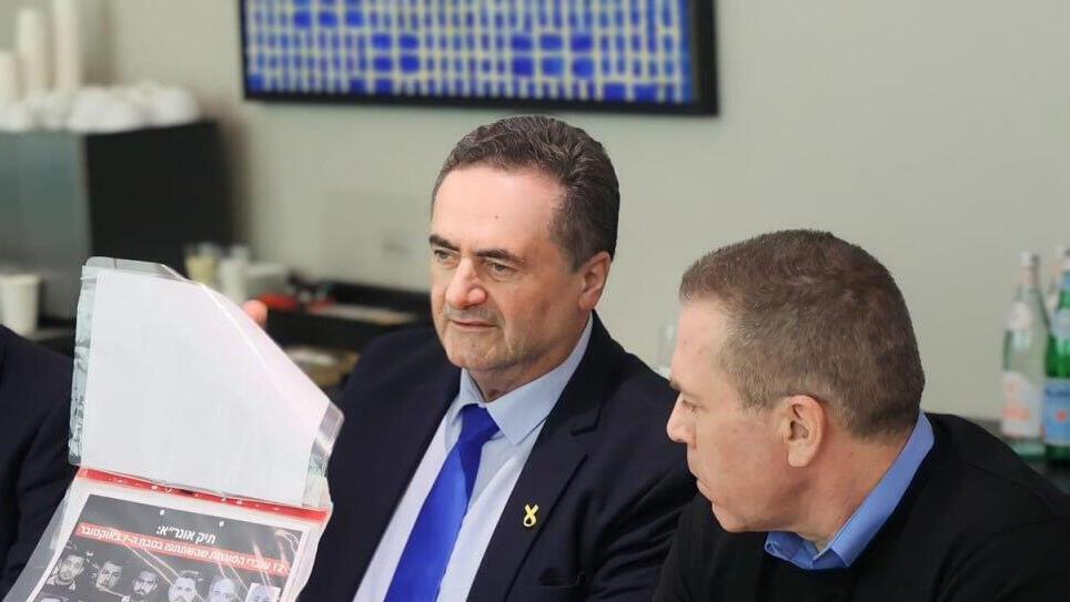 ישראל כ"ץ וגלעד ארדן מציגים את 'תיק אונר"א' לחברי משלחת האו"ם