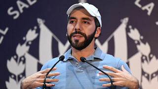 נשיא אל סלבדור נאיב בוקלה אחרי שהצביע בבחירות לנשיאות במדינה