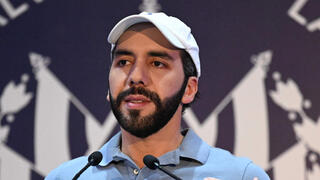 נשיא אל סלבדור נאיב בוקלה אחרי שהצביע בבחירות לנשיאות במדינה