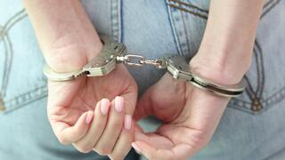 אישה ב אזיקים עצורה נעצרה אילוסטרציה