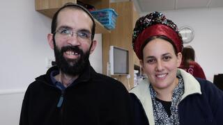 עמיחי שינדלר ואשתו אביטל ניצל בפיצוץ דלת הממ"ד בקיבוץ כרם שלום ב-7 באוקטובר