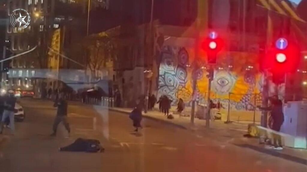 תיעוד: החשוד ברצח התיירת בת ה-36 ברחוב דינזגוף בתל אביב נמלט מהזירה לאחר שדקר אותה והצית את הדירה