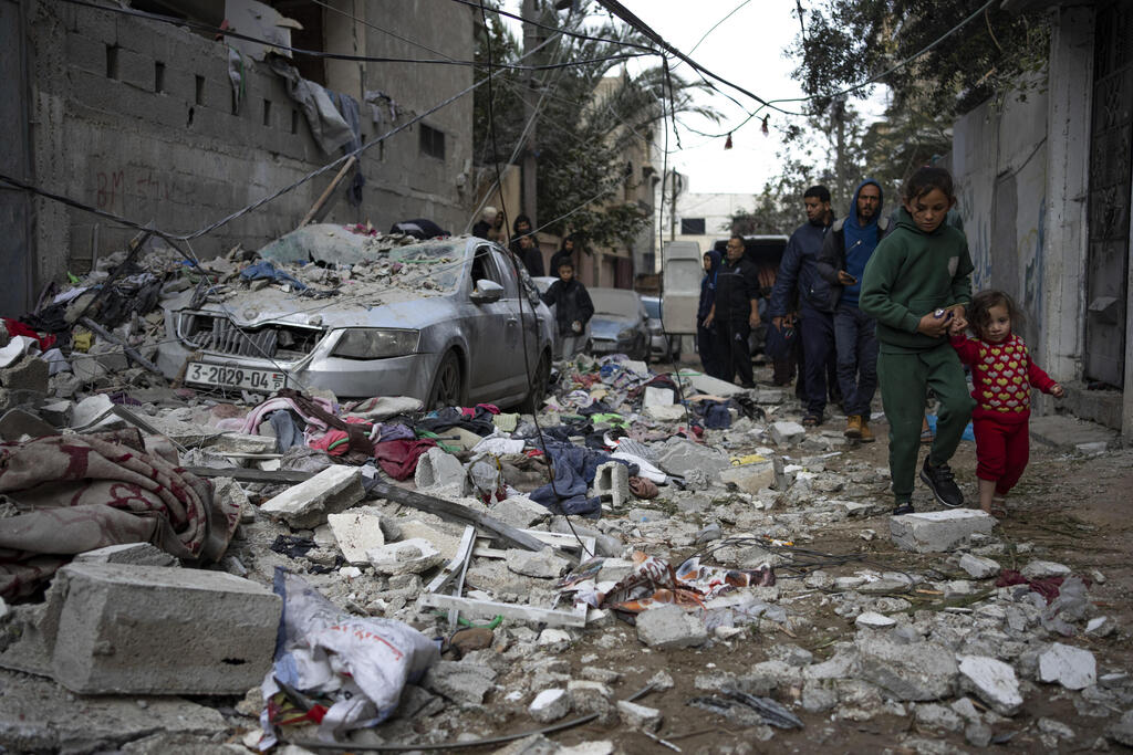 Winter: 'Netanyahu explains to the world that we don’t kill civilians in Gaza — we fell into their trap' (Photo: AP Photo/Fatima Shbair) רפיח לאחר תקיפות צה"ל