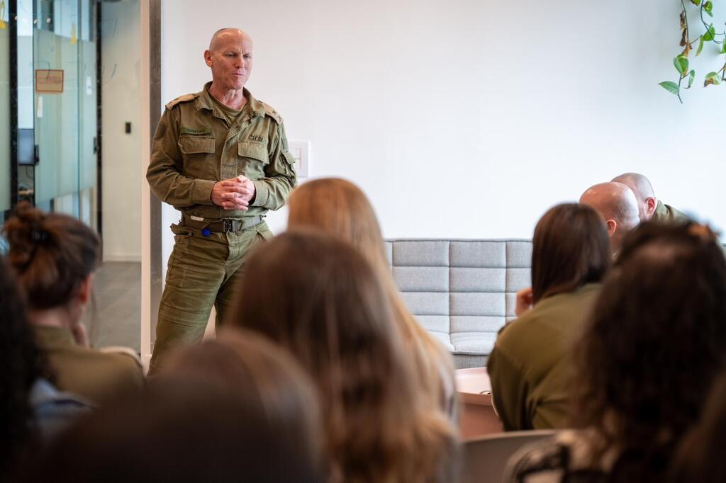 אלוף (מיל׳) ניצן אלון בשיח עם המשרתים במפקדה האחראית על השבת החטופים  מלחמת חרבות ברזל