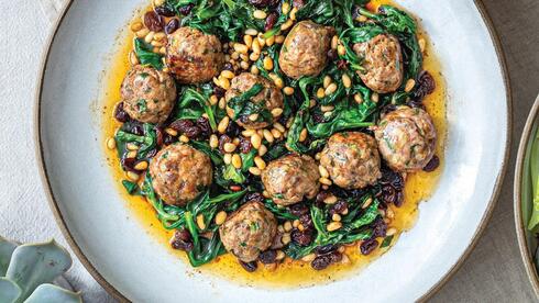 כדורי בשר עם תרד, צנוברים וצימוקים