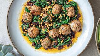 כדורי בשר עם תרד, צנוברים וצימוקים