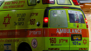 אמבולנס המביא את החטופים והחטופות לבית החולים שיבא 