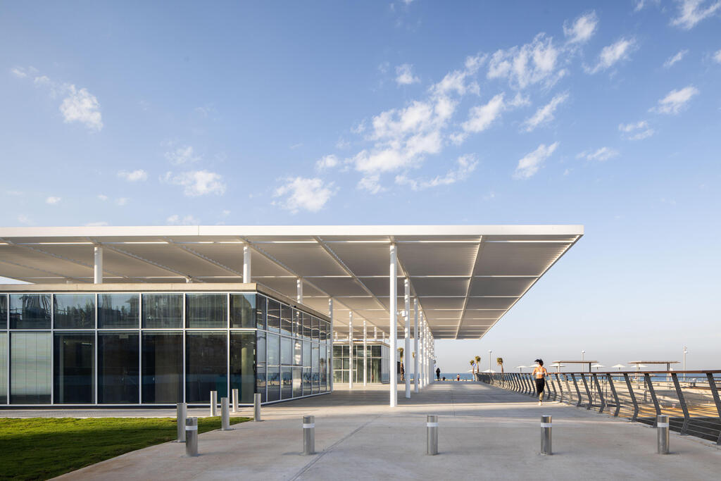 Marine sports center on the ruins of the Dolphinarium (Photo: Nimrod Levy) מרכז הספורט הימי על חורבות הדולפינריום
