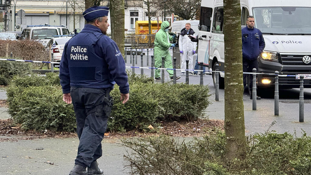 Полицейские в Брюсселе в поисках наркотиков и наркоторговцев (Фото: AP Photo/Sylvain Plazy) בלגיה בריסל זירת רצח משטרה שוטרים מאבק בכנופיות וסוחרי סמים