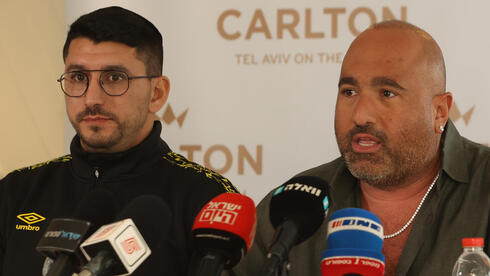 מאמן בית"ר ירושלים ברק יצחקי עם הבעלים ברק אברמוב והמנהל המקצועי אלמוג כהן
