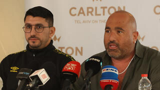 מאמן בית"ר ירושלים ברק יצחקי עם הבעלים ברק אברמוב והמנהל המקצועי אלמוג כהן