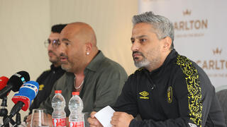 מאמן בית"ר ירושלים ברק יצחקי עם הבעלים ברק אברמוב והמנהל המקצועי אלמוג כהן