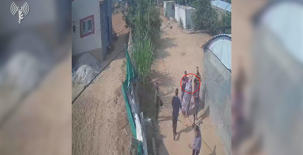 תיעודים של בני משפחת ביבס מובלים ב-7 באוקטובר על ידי חוטפיהם בעזה, מזרח חאן יונס