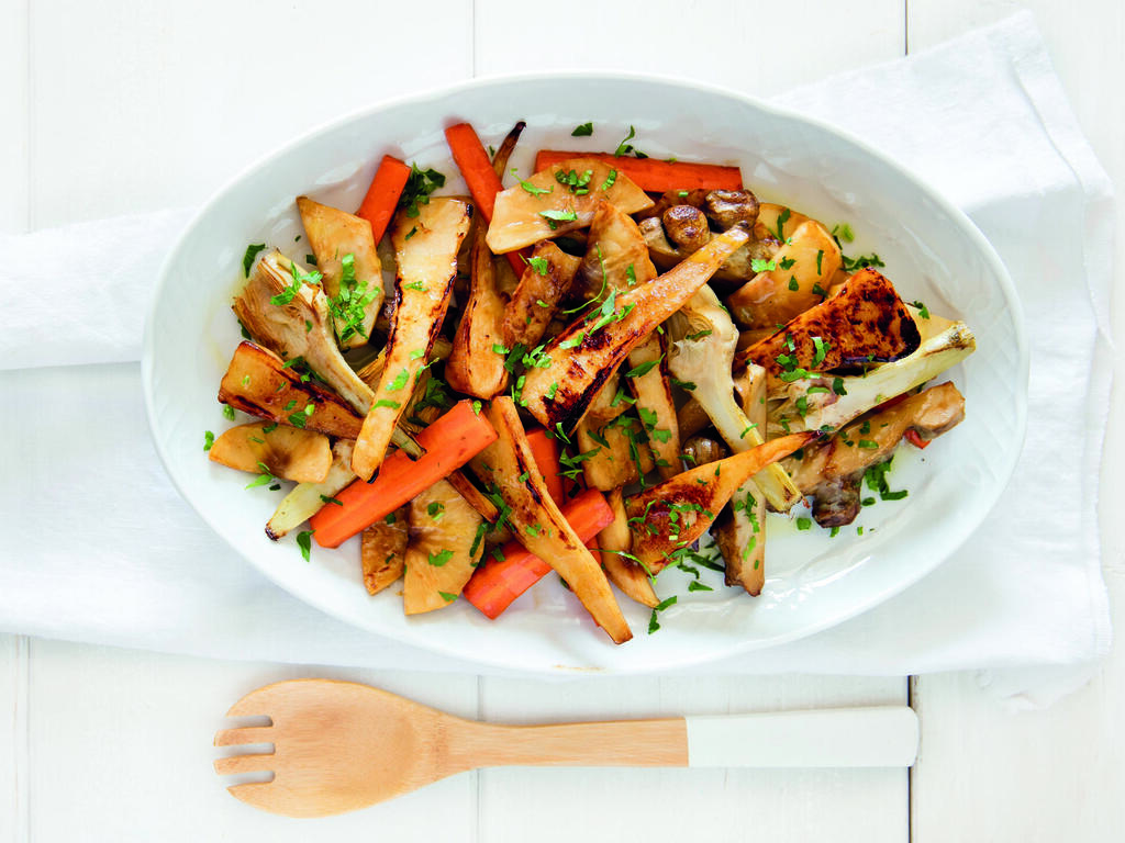 Photo: Yossi Salis מסע שורשים. ירקות שורש צלויים עם פטרוזיליה, שום וליים