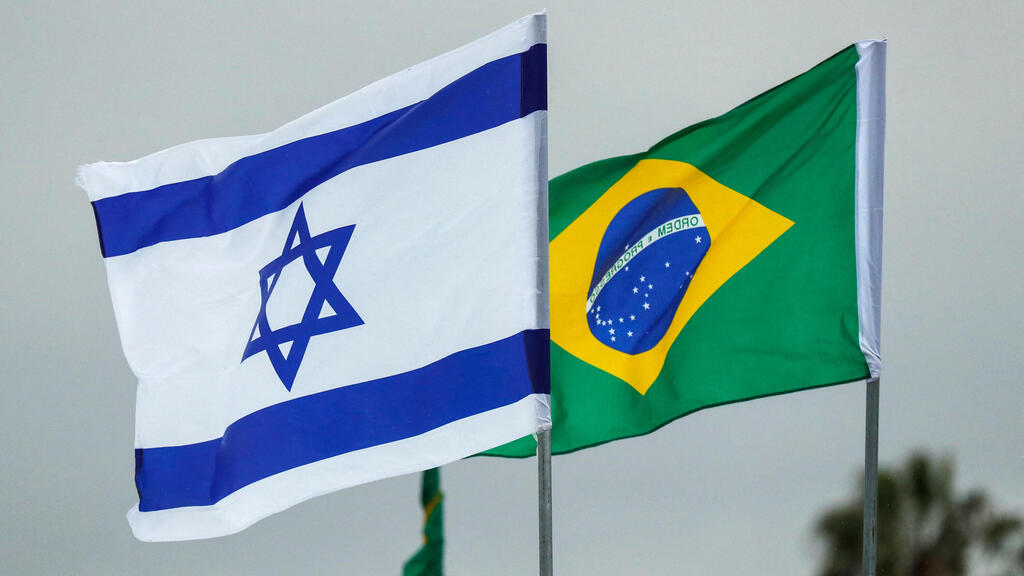 Israeli officials don't expect significant change in relations with Brazil before that country's presidential election in October (Photo: Jack Guez/ AFP) דגלי ישראל וברזיל בתל אביב, ב-2019