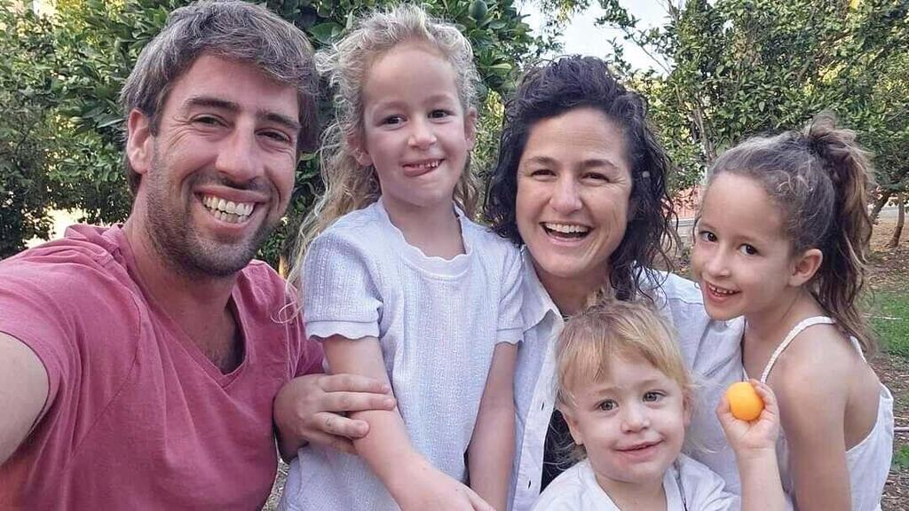 Tamar Kedem Siman Tov with her husband, Johnny, and their children who were killed on Oct. 7 in Nir Oz (Photo: Courtesy of the family) תמר קדם סימן טוב, בעלה ג'וני ושלושת ילדיהם שנרצחו ב־ 7 באוקטובר