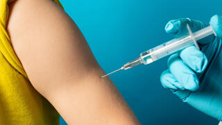 ילד מקבל חיסון