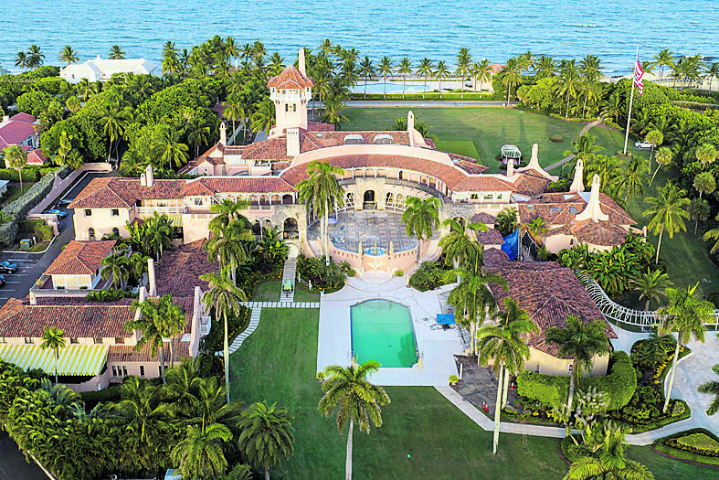 5,800 sq. mt. and more than 120 rooms. The name comes from Spanish (Photo: Steve Helber/AP) אחוזת מאר-א-לאגו של דונלד טראמפ