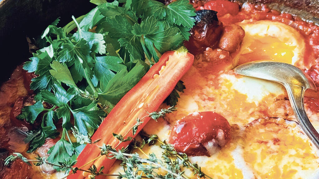 Shakshuka with beans, tomatoes and kashkaval cheese (Photo: Ruthie Rousso) נירה ורותי רוסו