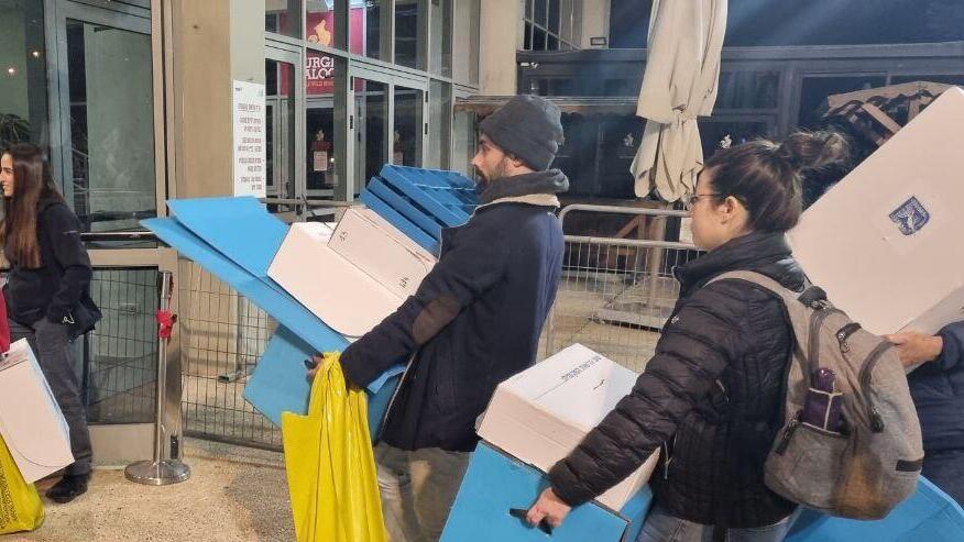 מגיעים עם הקלפיות לספירת הקולות בהיכל הספורט ברוממה בחיפה