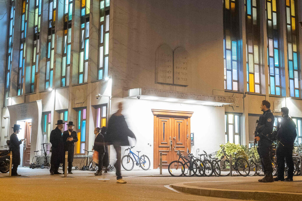Police officers near the attack scene in Zurich (Photo: Arnd Wiegmann / AFP) שוטרים שומרים על בית הכנסת בציריך, שוויץ