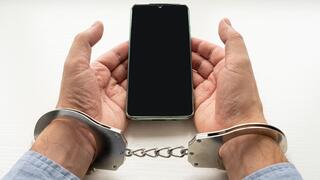 Задержанный в наручниках. Иллюстрация  
