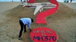 המטוס המלזי טיסת מלזיה איירליינס MH370 מיצג בחול הודו